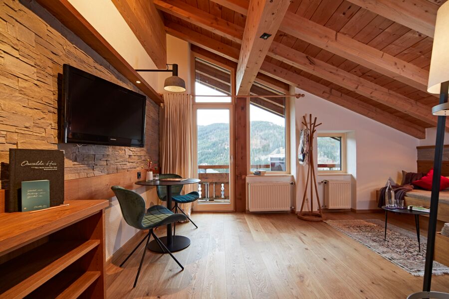 Wohnraum mit moderne Eiche Möbeln – Suite im Oswalda Hus.