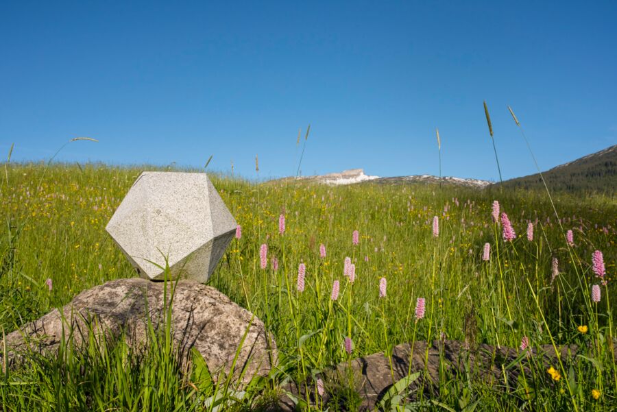 Wasser-Stein vom Oswalda Hus Natur-Lebens-Park mit Blick auf den Ifen.