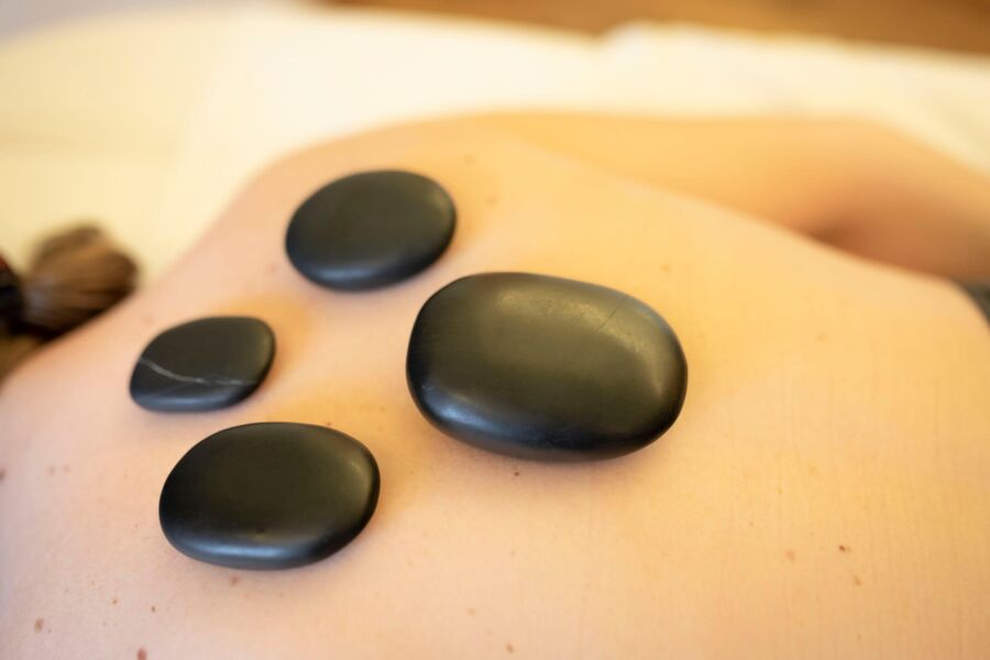Wärmende Hot Stone Massage im Wellness-Hotel Oswalda Hus.