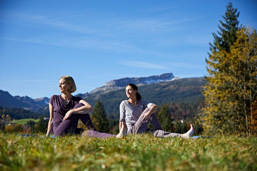 Yoga in der Natur mit Blick auf den Ifen – Bio-Hotel Oswalda Hus Kleinwalsertal.