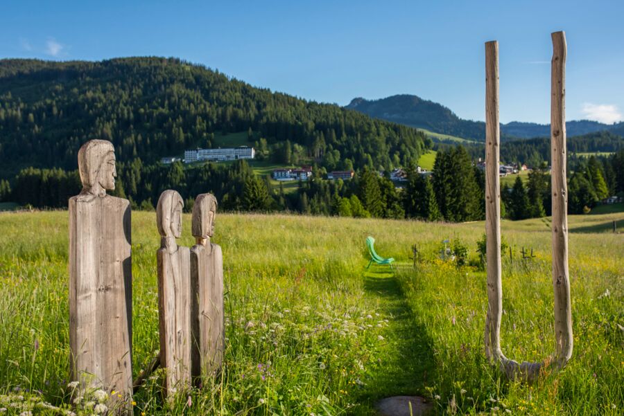 Natur-Lebens-Park Bio-Hotel Oswalda Hus im Sommer mit Blick in die Schwende.
