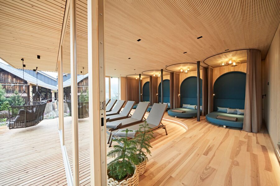 Natur-Design-Ruheraum mit viel Platz zur Erholung im Wellness-Hotel Oswalda Hus.