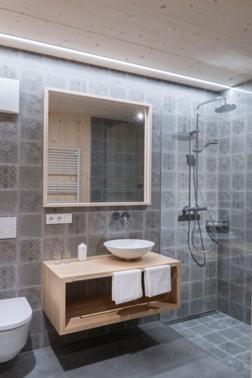 Badezimmer mit Dusche in der Suite im Holz im Oswalda Hus.