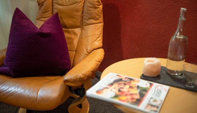 Kuscheliger Lounge-Sessel im Einzelzimmer Mönchraum – Oswalda Hus.