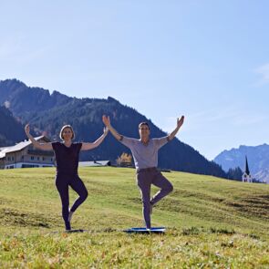Yoga in der Natur mit Blick auf den Widderstein – Bio-Hotel Oswalda Hus Kleinwalsertal.