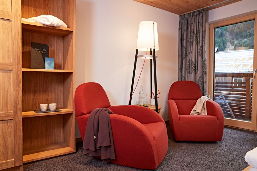 Doppelzimmer Oswalda Hus mit kuscheligen Lounge Sessel.