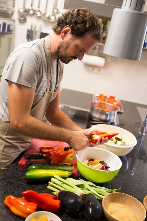 Joachim Müller kocht vegetarische Gerichte im Bio-Hotel Oswalda Hus im Kleinwalsertal.