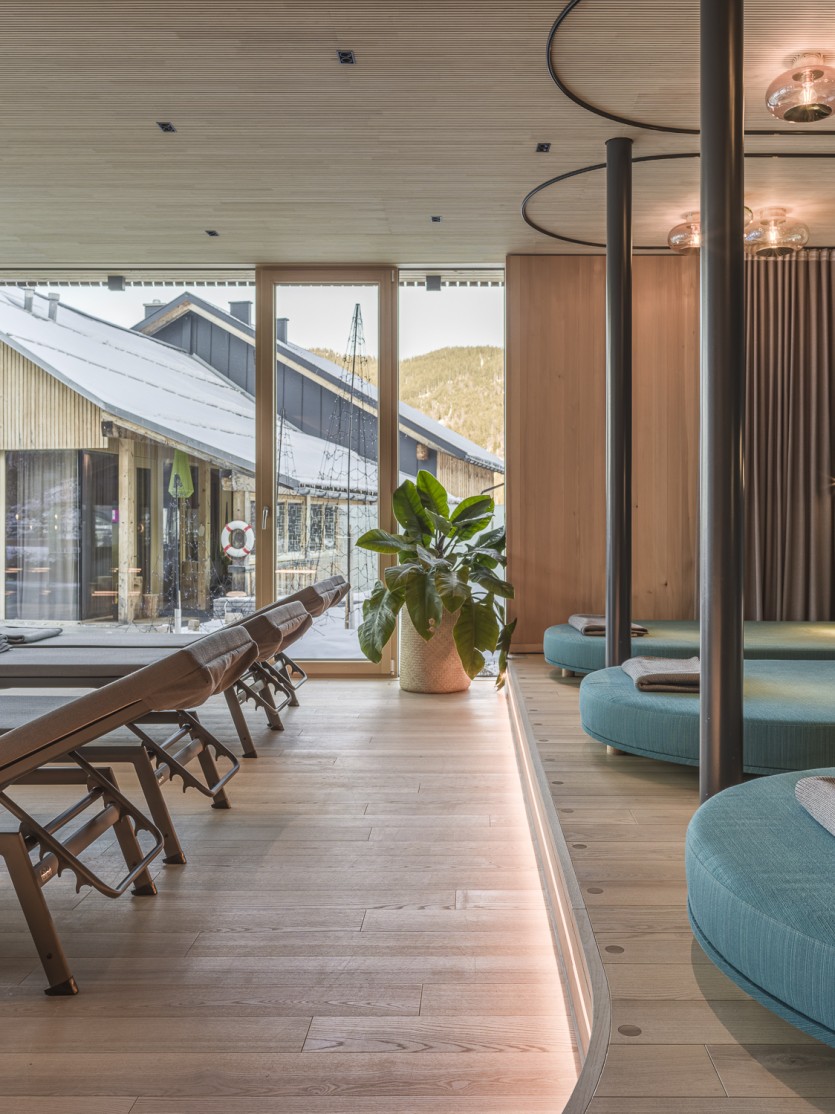 Ruhebereich mit blauen Lounge Liegen im Wellnesshotel Oswalda Hus Kleinwalsertal.